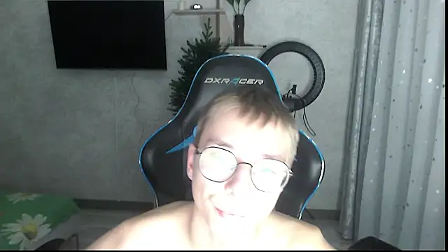 glasses cat online show from January 9, 9:38 pm