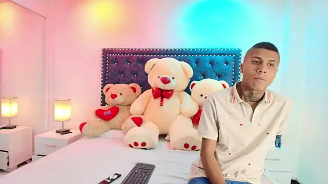 Snapshot of Damian_and_roxanne chatting on October 8, 12:36 pm Damian and roxanne online show from October 8, 12:36 pm