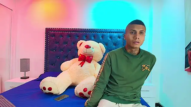 Snapshot of Damian_and_roxanne chatting on October 13, 12:38 pm Damian and roxanne online show from October 13, 12:38 pm