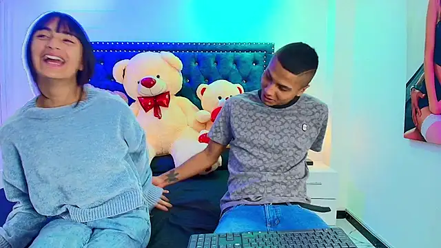 Snapshot of Damian_and_roxanne chatting on October 15, 12:38 pm Damian and roxanne online show from October 15, 12:38 pm