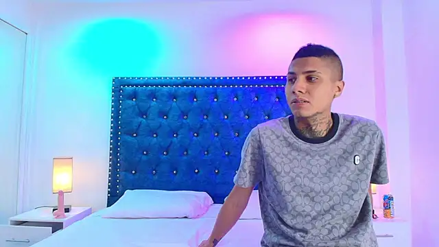 Snapshot of Damian_and_roxanne chatting on November 19, 12:38 pm Damian and roxanne online show from November 19, 12:38 pm