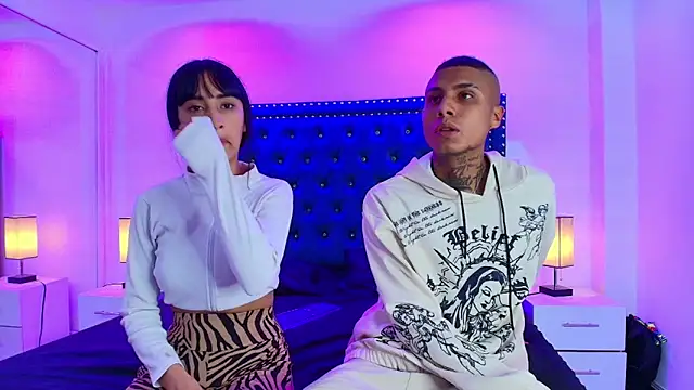 Snapshot of Damian_and_roxanne chatting on November 22, 12:37 pm Damian and roxanne online show from November 22, 12:37 pm