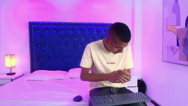 Snapshot of Damian_and_roxanne chatting on December 3, 12:36 pm Damian and roxanne online show from December 3, 12:36 pm