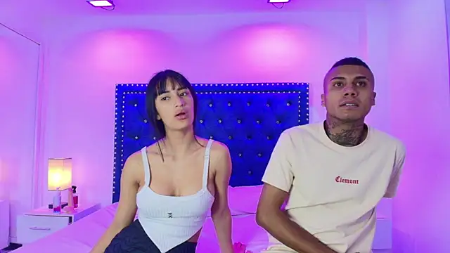 Snapshot of Damian_and_roxanne chatting on December 14, 12:43 pm Damian and roxanne online show from December 14, 12:43 pm