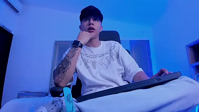 liaamsmiith  online show from September 11, 1:33 pm