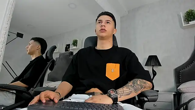 liaamsmiith  online show from October 4, 12:25 pm