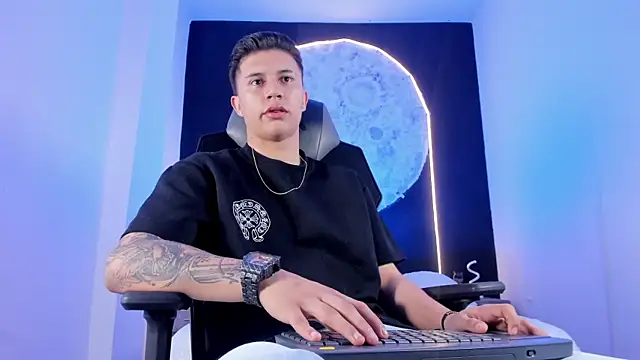 liaamsmiith  online show from November 9, 12:14 pm