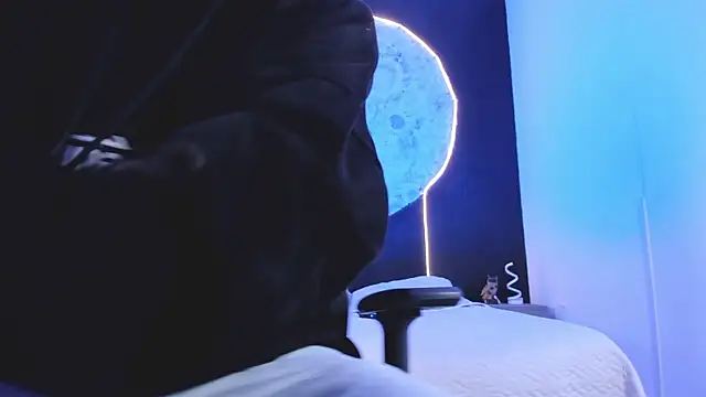 liaamsmiith  online show from November 14, 12:15 pm