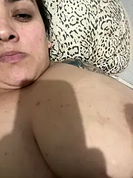 Snapshot of bruna438 chatting on September 9, 4:45 am bruna438 online show from September 9, 4:45 am