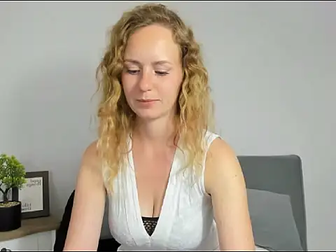 LyraHotty online show from September 11, 3:34 pm