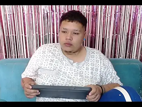 Snapshot of Yulian_bigclit7 chatting on December 3, 12:47 pm Yulian bigclit7 online show from December 3, 12:47 pm