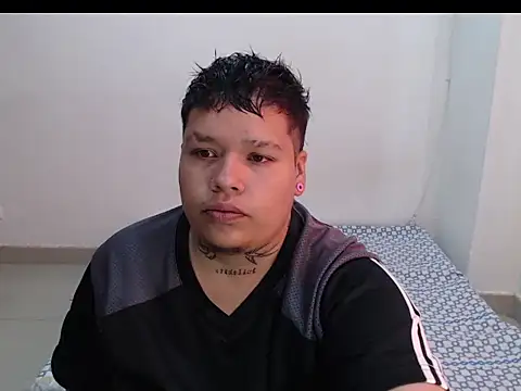 Snapshot of Yulian_bigclit7 chatting on December 18, 4:02 pm Yulian bigclit7 online show from December 18, 4:02 pm