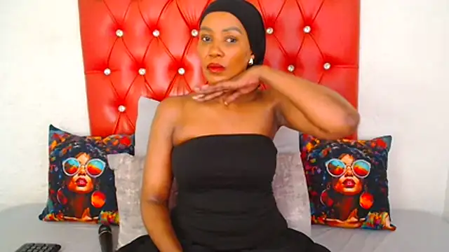 Snapshot of GaggingQueen32 chatting on November 13, 5:34 pm GaggingQueen32 online show from November 13, 5:34 pm