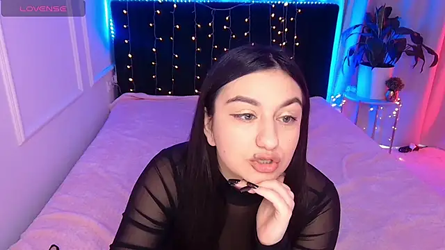 Lola Sparks online show from December 18, 9:15 am