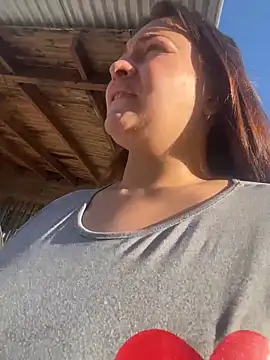 Snapshot of sarahreyess_11 chatting on March 17, 11:35 am sarahreyess 11 online show from March 17, 11:35 am