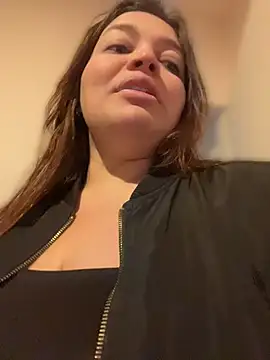 Snapshot of sarahreyess_11 chatting on May 19, 10:21 am sarahreyess 11 online show from May 19, 10:21 am