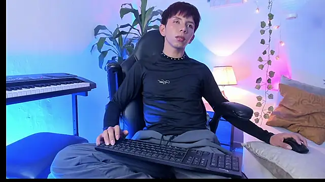 Hyunjin Son online show from April 11, 10:03 pm