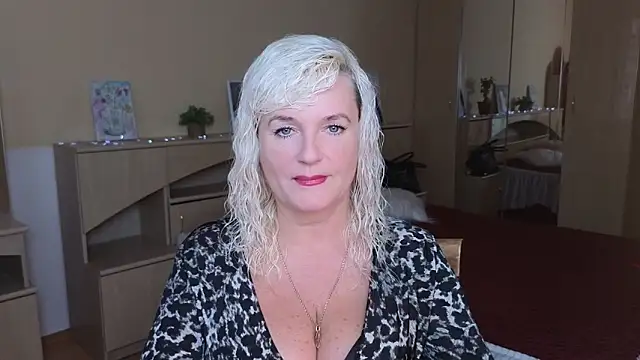 Snapshot of Vina_Vision chatting on October 6, 10:12 am Vina Vision online show from October 6, 10:12 am