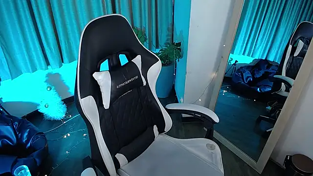 athenea fox online show from December 3, 7:45 pm