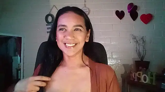 Snapshot of MiiaVelasquez chatting on April 6, 4:32 am MiiaVelasquez online show from April 6, 4:32 am