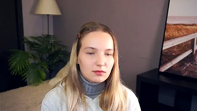 HongTomczak online show from September 20, 7:42 am