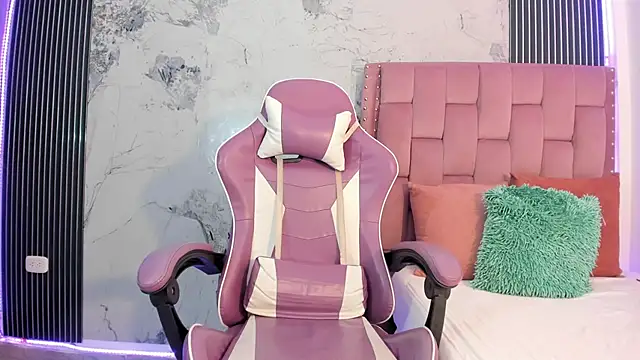 Mia Duarte1 online show from December 16, 7:30 pm