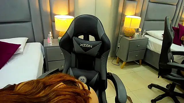 Snapshot of EimmyJones chatting on September 19, 3:52 am EimmyJones online show from September 19, 3:52 am