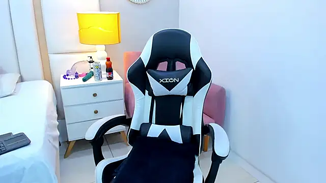 Snapshot of EimmyJones chatting on November 2, 1:46 pm EimmyJones online show from November 2, 1:46 pm