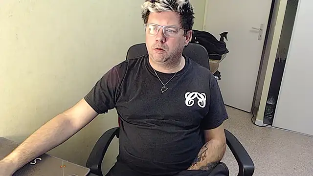 blueandwhite1 online show from January 2, 5:39 pm