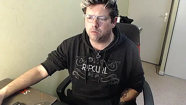 blueandwhite1 online show from January 25, 8:10 pm