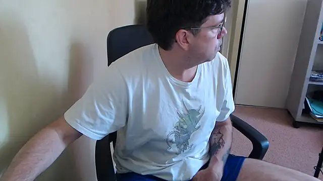 Snapshot of blueandwhite1 chatting on June 17, 7:00 am blueandwhite1 online show from June 17, 7:00 am