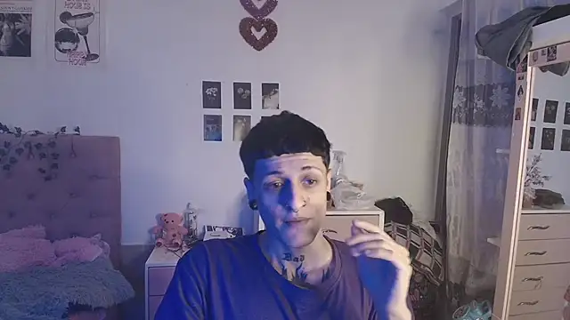 Snapshot of 2cyboy_ chatting on September 22, 8:33 pm 2cyboy online show from September 22, 8:33 pm