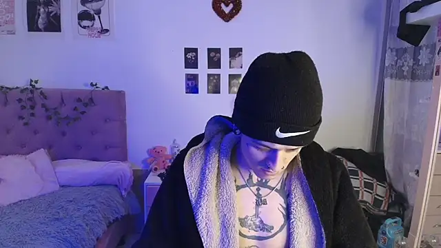 Snapshot of 2cyboy_ chatting on October 6, 8:17 pm 2cyboy online show from October 6, 8:17 pm