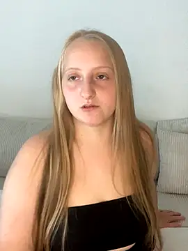 Snapshot of young_hailey chatting on October 2, 8:10 am young hailey online show from October 2, 8:10 am