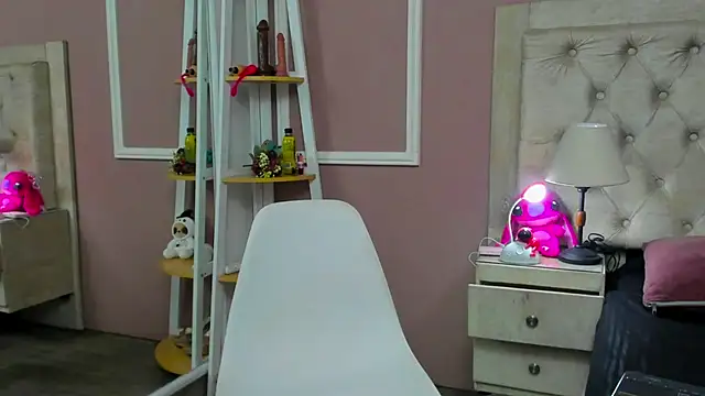 yiyisandoval online show from December 4, 7:44 pm