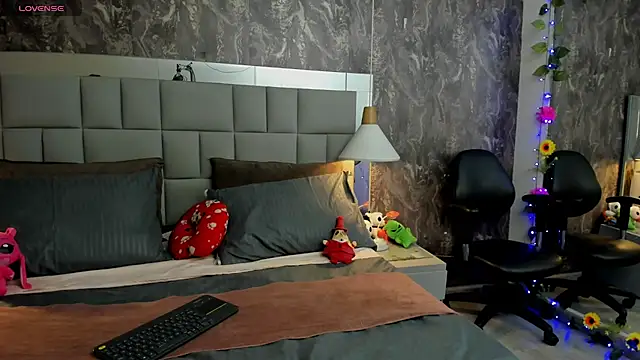 yiyisandoval online show from April 23, 4:57 am