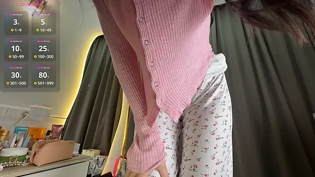 Snapshot of liuli_flower chatting on May 17, 9:44 pm liuli flower online show from May 17, 9:44 pm