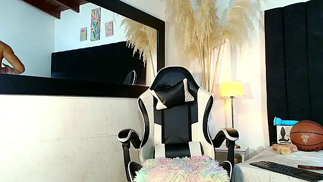 MaicolParker  online show from June 20, 12:30 pm