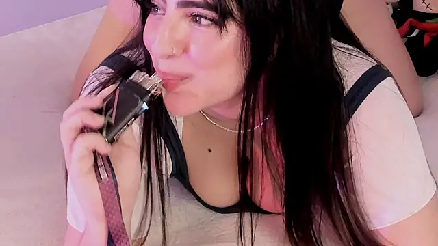 Snapshot of Camila_Matinez_ chatting on November 10, 1:15 am Camila Matinez online show from November 10, 1:15 am