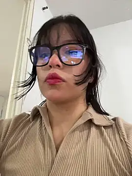 Snapshot of aliciia_23 chatting on November 6, 9:05 pm aliciia 23 online show from November 6, 9:05 pm