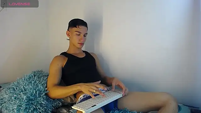 Snapshot of babyandy_x chatting on October 11, 12:54 am babyandy x online show from October 11, 12:54 am
