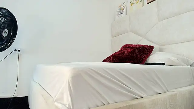 elizawiliamst online show from April 1, 1:12 pm