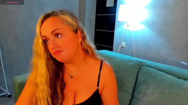 Snapshot of Sky_Kuper chatting on November 11, 12:43 am Sky Kuper online show from November 11, 12:43 am