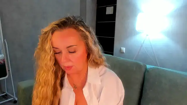 Snapshot of Sky_Kuper chatting on December 4, 11:02 pm Sky Kuper online show from December 4, 11:02 pm