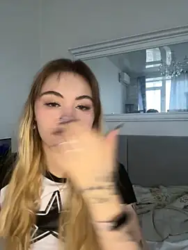 LunaMillie online show from November 26, 8:59 am