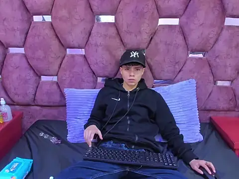 Snapshot of Bruno_Cruzz chatting on October 14, 2:34 am Bruno Cruzz online show from October 14, 2:34 am