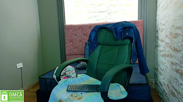 Snapshot of katia_green1 chatting on September 11, 11:32 am katia green1 online show from September 11, 11:32 am