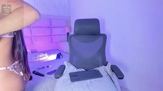 BritanyBrown  online show from April 17, 5:10 am