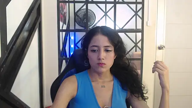 Snapshot of emily_rz1 chatting on October 10, 7:13 pm emily rz1 online show from October 10, 7:13 pm