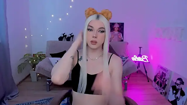 Snapshot of YourTrixie chatting on February 7, 6:39 am YourTrixie online show from February 7, 6:39 am